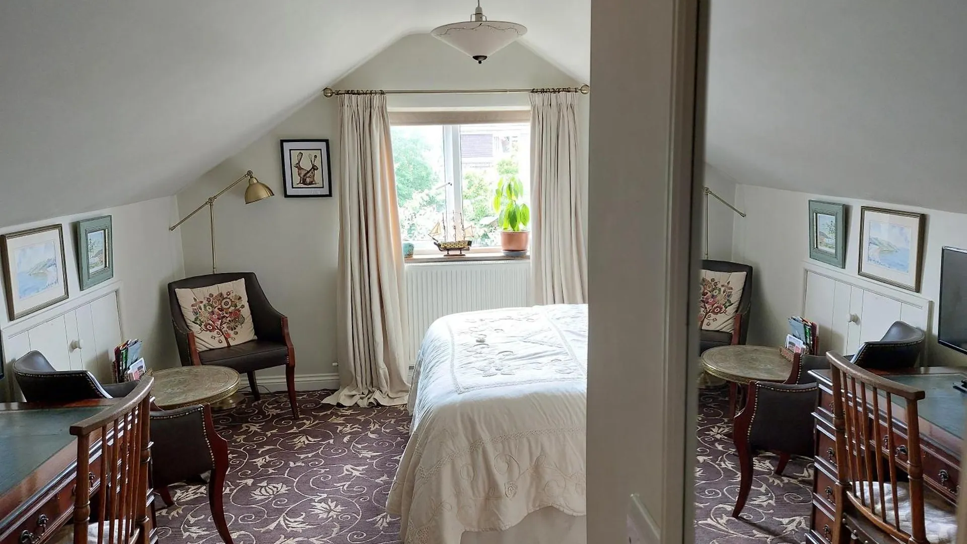 West Wing At The Swallows - Kingsize Ensuite Bedroom And Private Garden Swansea 0*,  United Kingdom