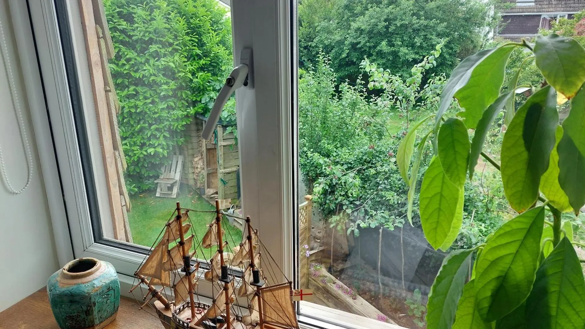 Homestay West Wing At The Swallows - Kingsize Ensuite Bedroom And Private Garden Swansea