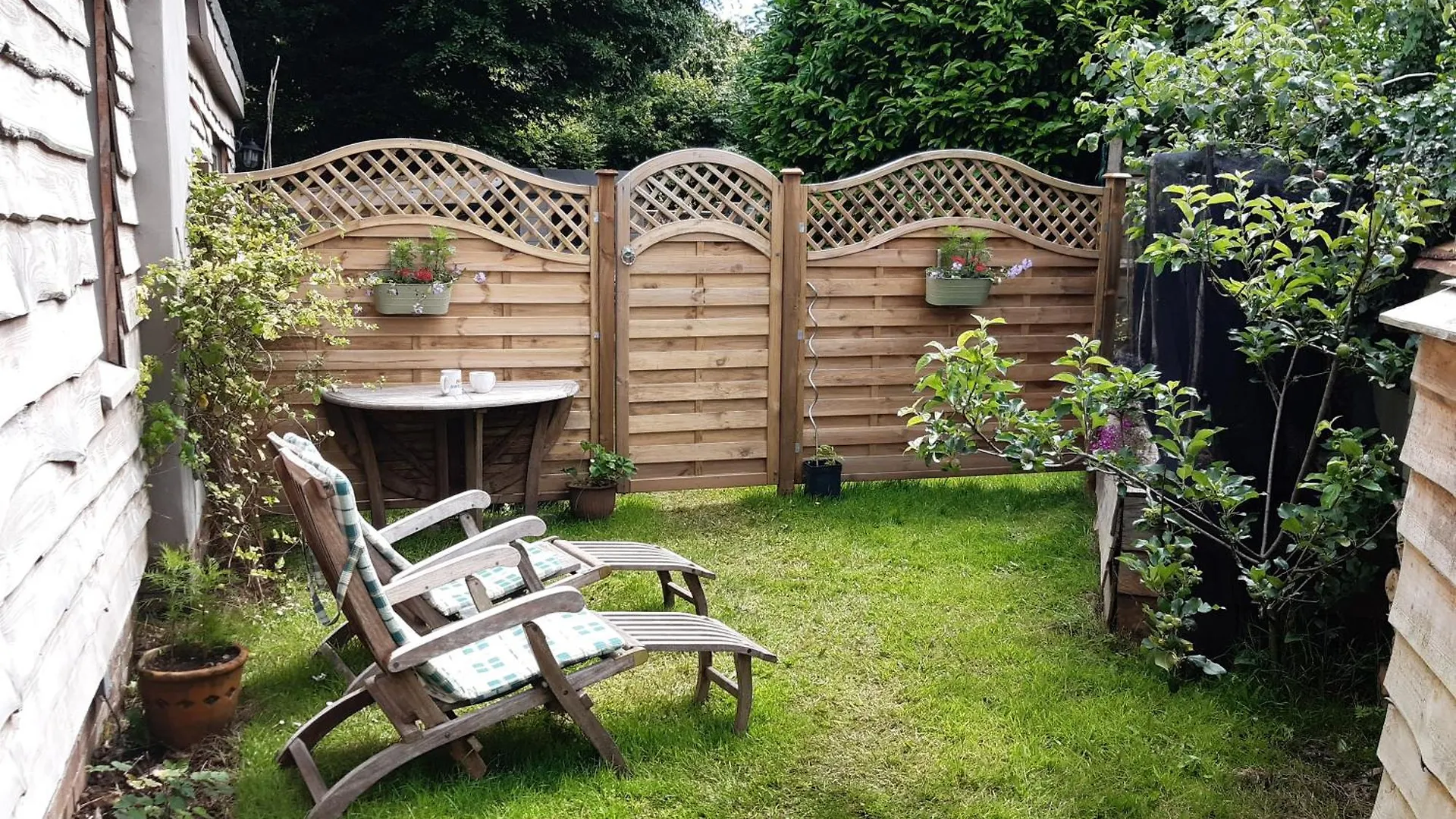 West Wing At The Swallows - Kingsize Ensuite Bedroom And Private Garden Swansea Homestay