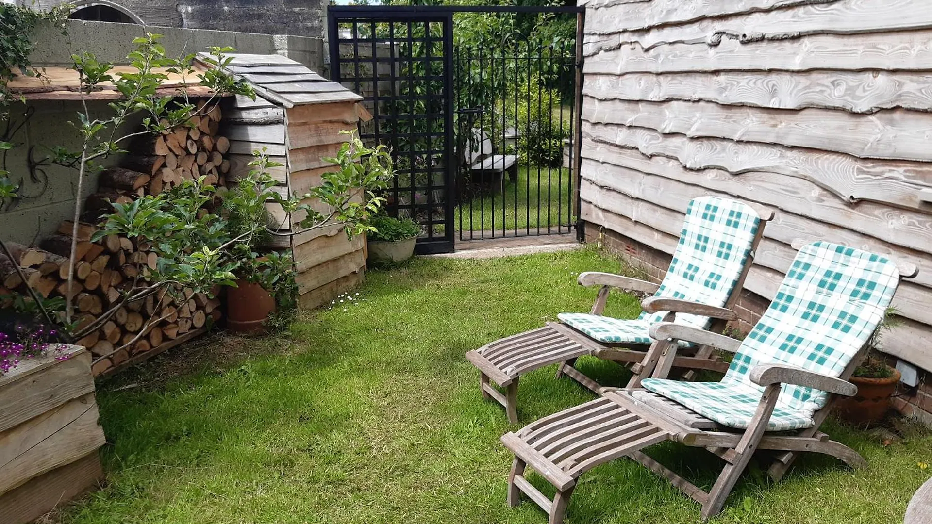 West Wing At The Swallows - Kingsize Ensuite Bedroom And Private Garden Swansea