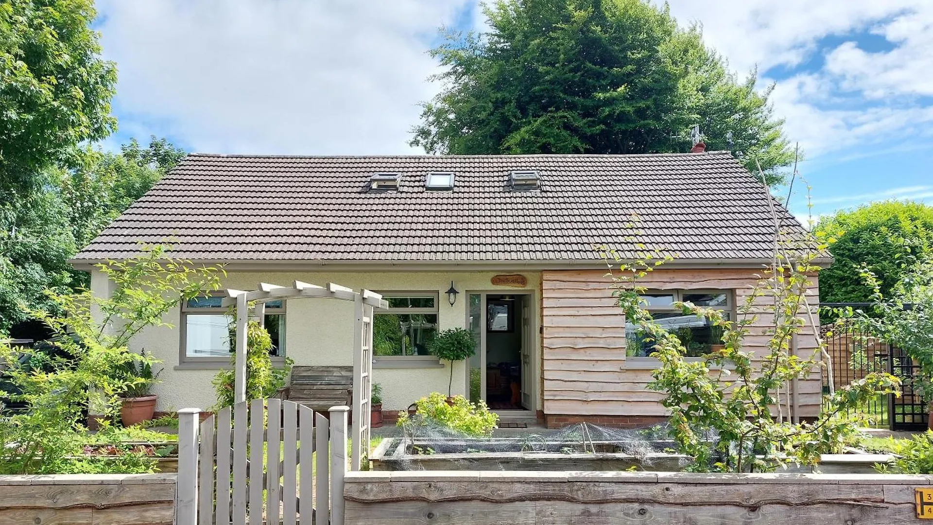 Homestay West Wing At The Swallows - Kingsize Ensuite Bedroom And Private Garden Swansea