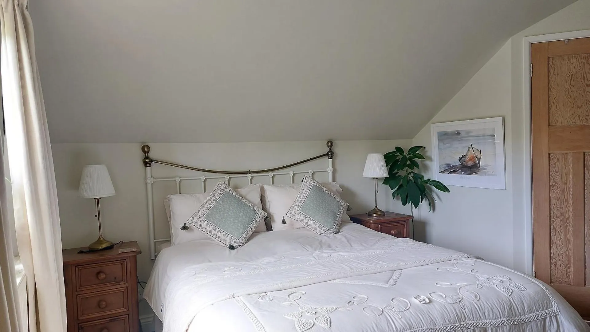 West Wing At The Swallows - Kingsize Ensuite Bedroom And Private Garden Swansea 0*,  United Kingdom