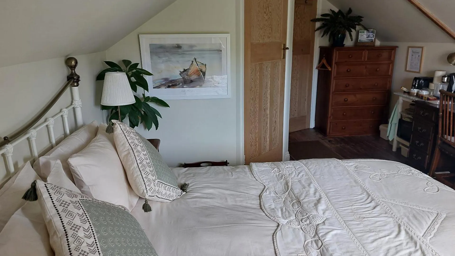 Homestay West Wing At The Swallows - Kingsize Ensuite Bedroom And Private Garden Swansea